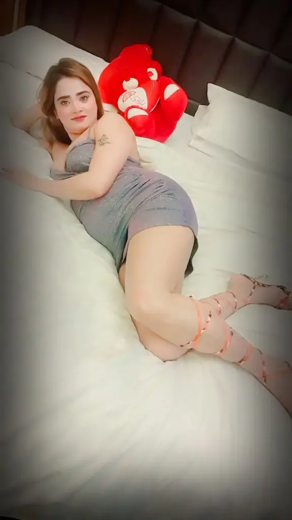 VIP Pakistani Call Girl Anne posing in elegant evening dress