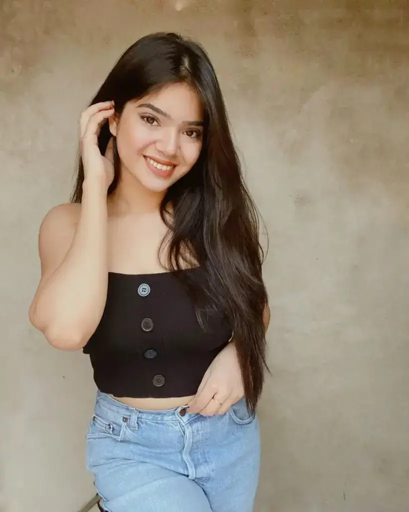 VIP Call Girl Dubai Nidhi posing in evening wear