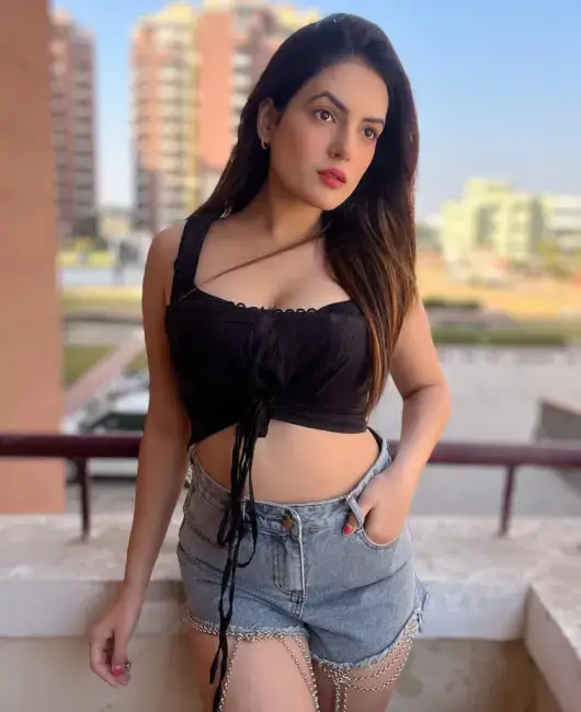 Beautiful Indian model Bhavika for direct outcall services in Dubai