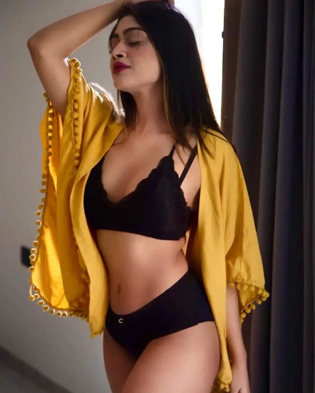 Stunning Mirdif escorts model Zoya enjoying a fancy dinner date